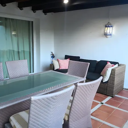 Bonito Piso Con Jardines Y Piscina