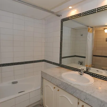 Bonito Piso Con Jardines Y Piscina